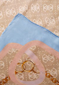 Foulard in seta con sfondo beige e un motivo bianco ripetuto. Accentuato da sezioni in azzurro chiaro e rosa e un design a catena dorata.