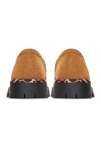 Bruine suède schoenen met een gestructureerd oppervlak, voorzien van een luipaardprint accent op de zool en een dikke zwarte rubberen buitenzool.
