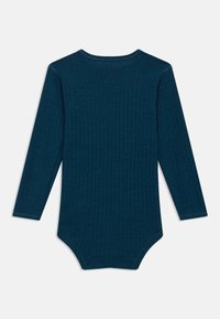 Body s dlhým rukávom z tmavého zelenomodrého rebrovaného materiálu, s okrúhlym výstrihom a zapínaním na cvoky v dolnej časti pre jednoduché obliekanie.