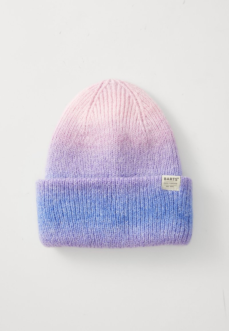 Pletená čepice s ohrnutým lemem v gradientních barvách od růžové po fialovou až po modrou, s malou textilní štítkou na lemu.