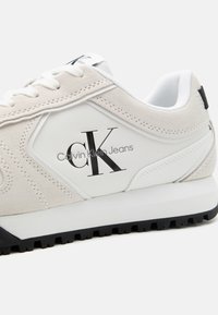 Calvin Klein Jeans TOOTHY RUNNER IRREGULAR LINES - Joggesko - white