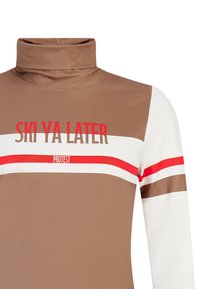 Ruda ilgomis rankovėmis palaidinė su aukšta apykakle, ant krūtinės turinti raudonus ir baltus dryžius bei tekstą "SKI YA LATER" ryškiomis raidėmis.