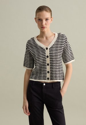 Zwart en crème gestreepte cardigan met korte mouwen, V-hals en grote zwarte knopen, met een cropped ontwerp en textuurgebreide stof.