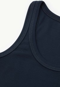 Granatowy top na ramiączkach o prążkowanej teksturze. Posiada okrągły dekolt oraz wzmocnione szwy wzdłuż brzegów dla większej trwałości.