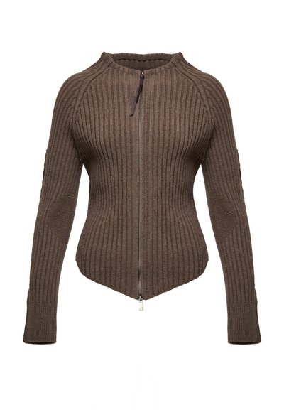 Maglione marrone a coste con zip, dalla silhouette aderente, collo alto e maniche lunghe. Presenta una zip dritta e un design a emiliano angolato.