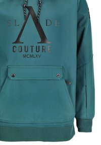 Turkusowa bluza z kapturem z czarnym logo, z kieszenią kangurką i ściągaczami. Posiada czarne sznurki i boczne zamki dla dodatkowego efektu.