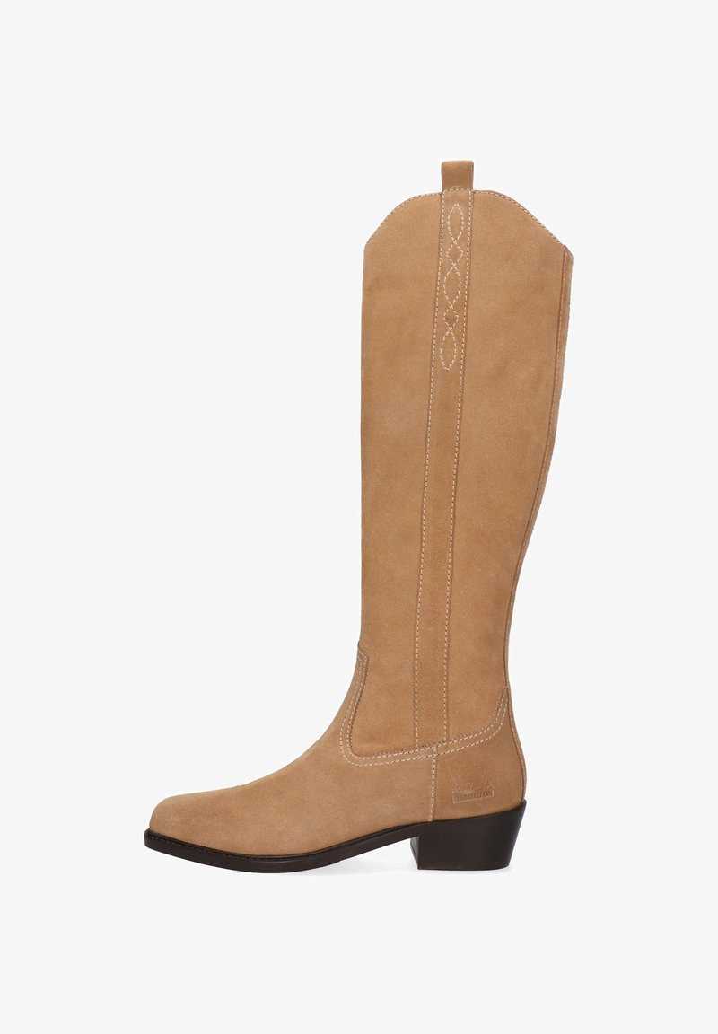 Kaffe-bruna mockakängor till knäna med spetsig tå, dekorativ sömnad längs sidorna och en låg blockklack.