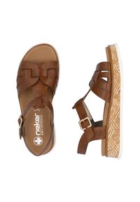 Sandales en cuir marron avec des brides tissées, boucle ajustable et plateforme en liège avec un motif en chevron.