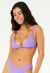 Top bikini viola a coste con spalline sottili e forma triangolare. I pantaloni coordinati presentano una texture a coste simile e un design a vita alta.