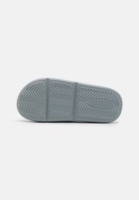 Jack & Jones JFWSTATUS MOULDED SLIDER - Pool slides - ultimate grey