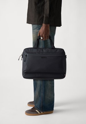 Zwarte laptoptas met dubbele handgrepen, textuurstof, voorsluiting met rits, rechthoekige vorm en subtiele branding aan de voorkant.
