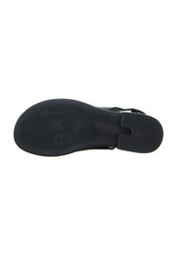 Suela de zapato de goma negra con una superficie texturizada, que presenta ranuras horizontales y verticales para mayor agarre, y un sutil detalle de logo.