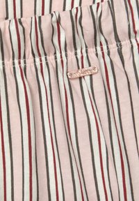 Gestreepte stof in roze, wit, rood en grijs. Gekruiste elastische tailleband met een metalen s.Oliver label erop genaaid. Zachte katoenen textuur.