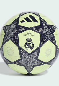 Adidas replika mini nogometne lopte s svijetložutom i crnom designom, zvijezdastim oblicima, složenim uzorcima i logotipom Real Madrida.