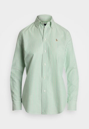 Chemise boutonnée vert clair avec des rayures verticales blanches, col classique, manches longues et un petit logo brodé sur la poitrine.