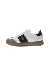Sneaker bassa bianca con pannello laterale nero, punta in suede grigia, suola marrone e logo dorato di un giocatore di polo sul lato.