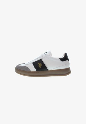 Sneaker bassa bianca con pannello laterale nero, punta in suede grigia, suola marrone e logo dorato di un giocatore di polo sul lato.