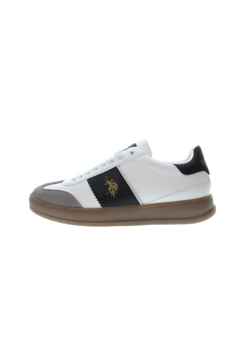 Sneaker bassa bianca con pannello laterale nero, punta in suede grigia, suola marrone e logo dorato di un giocatore di polo sul lato.