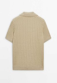 Polo shirt beige à manches courtes avec une texture ribbed, col plat et ourlet à bandes. Matériau léger avec un éclat subtil.