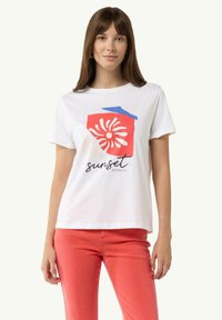 comma casual identity MIT FRONT - Print T-shirt - weiß