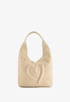 Beige læder skuldertaske med en blød tekstur, der har et præget hjerte design på forsiden og et afrundet, bredt håndtag.
