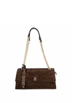 Bolso marrón y negro con estampado de leopardo, con asas de cadena doradas y una etiqueta "CARMELA" colgando de un lado.