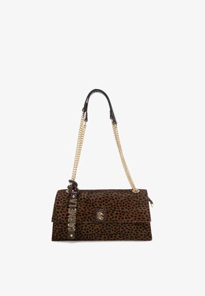 Bolso marrón y negro con estampado de leopardo, con asas de cadena doradas y una etiqueta "CARMELA" colgando de un lado.