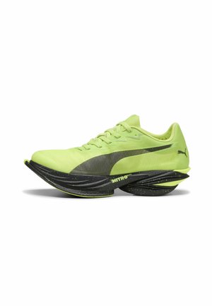 Chaussure de course Puma jaune-vert vif avec semelle courbée noire et texte "NITRO ELITE" sur le côté, vue latérale sur fond blanc.