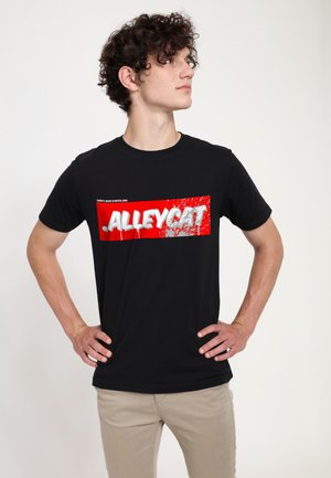 Černé bavlněné tričko s výraznou červenou obdélníkovou grafikou, na které je napsáno "ALLEYCAT" bílým písmem, na jednoduchém pozadí.