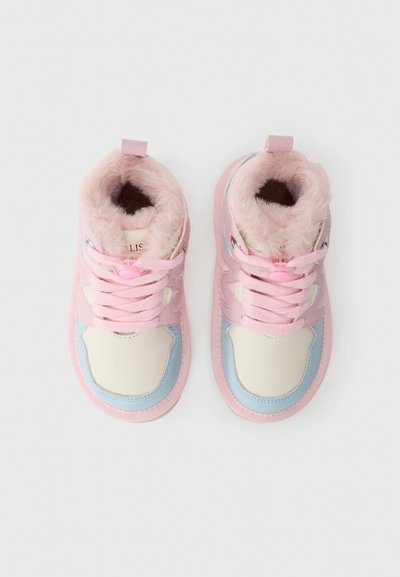 Kleinkindgerechte pinke Sneakers mit hellblauen Akzenten, flauschigem Innenfutter und elastischen Schnürsenkeln auf weißem Hintergrund.