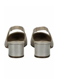 Scarpe beige con punta aperta, tomaia in pelle liscia, cinturino posteriore e tacco a blocco argentato. La superficie del tacco strutturata offre un dettaglio sottile.