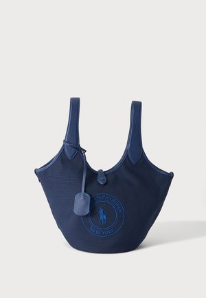 Sac cabas en toile bleu marine avec poignées en cuir et écusson avec le logo Polo Ralph Lauren New York au centre.