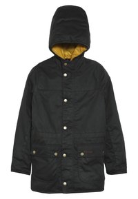 Czarna zimowa kurtka z kapturem, z żółtym wykończeniem, z zapięciem na zatrzaski z przodu oraz dwiema dolnymi kieszeniami z klapami, z logo "Barbour" na jednej z kieszeni.