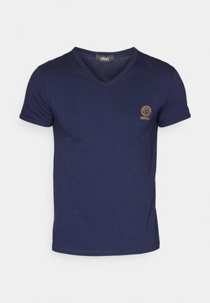 Námornícky modré tričko s výstrihom do V vyrobené z bavlny, s krátkymi rukávmi a zlatou vyšívanou logom Versace s dizajnom leva na hrudi.