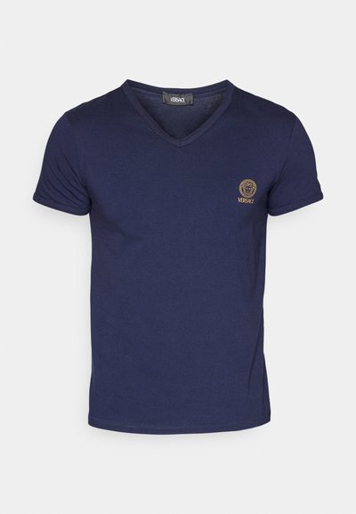 Námornícky modré tričko s výstrihom do V vyrobené z bavlny, s krátkymi rukávmi a zlatou vyšívanou logom Versace s dizajnom leva na hrudi.