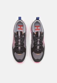 Scarpe da ginnastica grigie e nere con accenti rosa. Presentano una tomaia in rete, lacci neri, linguetta imbottita e suola in gomma testurizzata. Logo visibile.