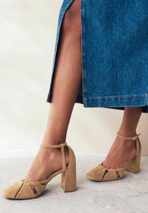 CUT-OUT BLOCK - Tacones - brown