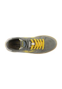 Baskets en daim gris avec lacets et accents jaunes, capuchon perforé, design arrondi et semelle en caoutchouc. Étiquettes visibles à l'intérieur.