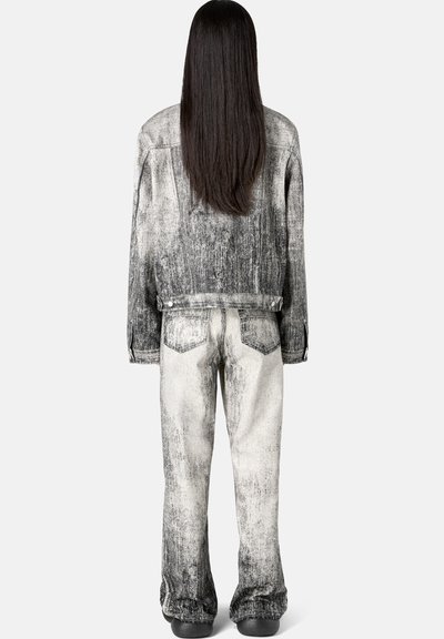 Jeansjacke und Hose im grau-schwarzen Verlauf, mit einer abgenutzten Textur, im ausgestellten Stil und klassischem Fünf-Taschen-Design.