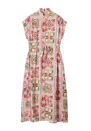 Robe midi boutonnée sur le devant, manches courtes, ceinture nouée à la taille, motif patchwork floral et géométrique multicolore sur fond clair.