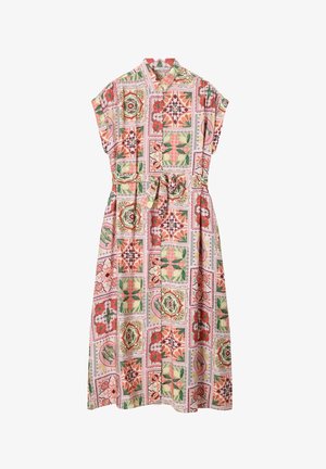 Robe midi boutonnée sur le devant, manches courtes, ceinture nouée à la taille, motif patchwork floral et géométrique multicolore sur fond clair.