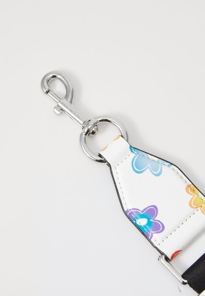 Chiusura in metallo argento attaccata a una cinghia di tessuto bianco con motivo floreale, con fiori blu, viola e arancioni su uno sfondo semplice.