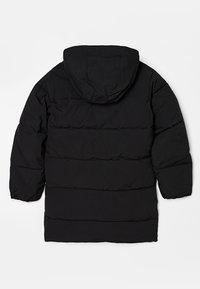 Melnā polsterētā jaka ar kapuci, horizontālu šūtu dizainu, garām piedurknēm un gludu tekstūru. Skats no aizmugures, izceļot apjomu un vienkāršību.