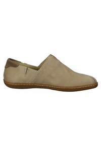 Beżowe zamszowe buty typu slip-on z okrągłym czubkiem, brązową gumową podeszwą i minimalnymi detalami szycia. Gładka tekstura z subtelnym matowym wykończeniem.
