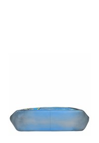 Leren tas in gradient blauw, rechthoekige vorm met een vlakke basis, voorzien van artistieke patronen op de bovenkant. Soepele textuur, geen zichtbare hardware.