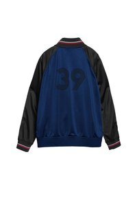 Marinblå satinjacka med svarta nylonärmar. Har en sportig krage, ribbade muddar och djärv text "39" på baksidan.