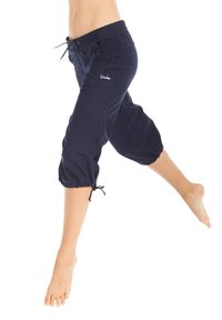 Námořnické zkrácené kalhoty vyrobené z měkkého materiálu, s elastickým páskem, detaily na šňůrku a nařasenými manžetami na kotnících pro pohodlný střih.
