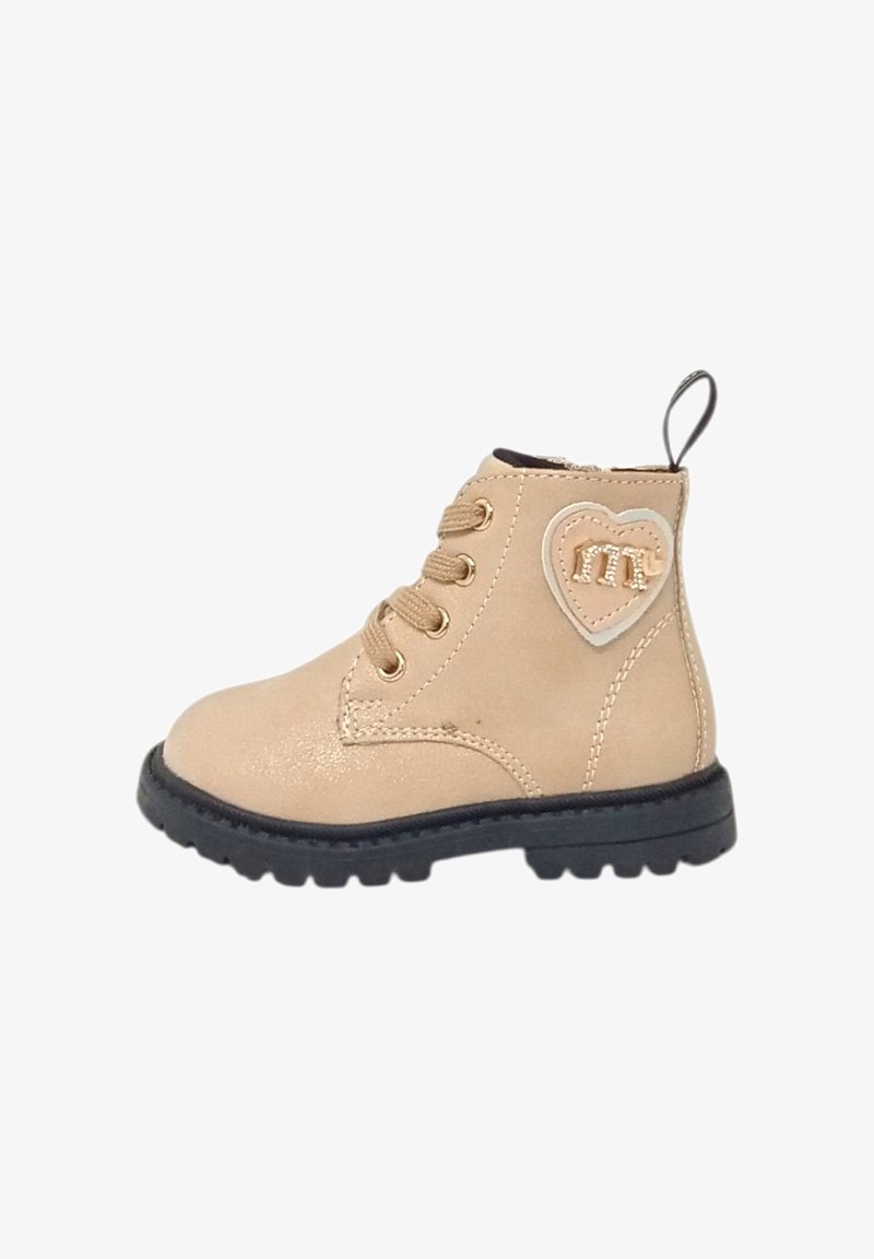 Stivali alla caviglia in pelle beige con punta tonda, due occhielli per lacci, suola in gomma nera e toppa a forma di cuore con lettere decorative sul lato.
