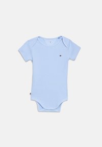 Ανοιχτό μπλε κορμάκι μωρού με κοντά μανίκια, λαιμόκοψη τύπου crew και μικρό λογότυπο Tommy Hilfiger στο στήθος και ετικέτα στο πλάι.