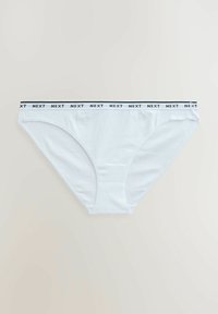 Vit bomulls-bikiniunderkläder med ett svart och vitt elastiskt midjeband med texten "NEXT." Slät textur och klassisk design.